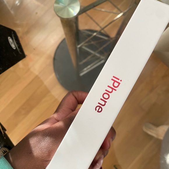 BRAND NEW. UNLOCKED iPhone 13 128 GB - Picture 2 of 5